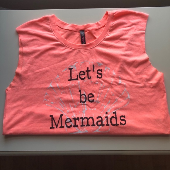 ⭐️ Cropped Graphic Tank ⭐️ - Picture 3 of 3